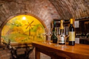 Hotel Tisa Pohorje في هوكو بوهوجري: طاولة مع زجاجات النبيذ واكواب النبيذ عليها