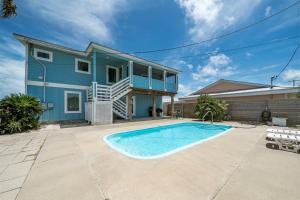 een huis met een zwembad voor een huis bij Best - Little - Orr House in Rockport