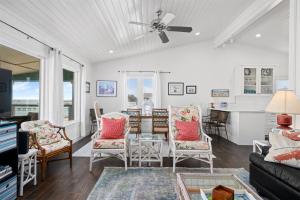 een woonkamer met een bank, stoelen en een tafel bij Best - Little - Orr House in Rockport