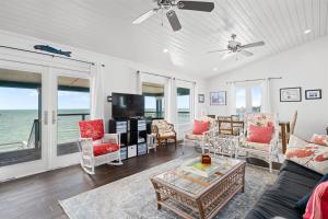 een woonkamer met uitzicht op de oceaan bij Best - Little - Orr House in Rockport +63 foto's