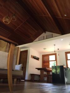 Brandt Huss في سانتا تيريزا: غرفة معيشة مع أريكة وطاولة