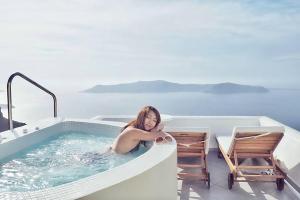 伊莫洛維里的住宿－卡爾德拉馬傑斯提別墅，坐在船上浴缸里的女人