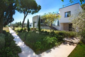 een huis met een tuin ervoor bij Villa Ottavia by Perle di Puglia in Porto Cesareo