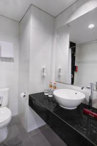 Bathroom sa favehotel Rembang