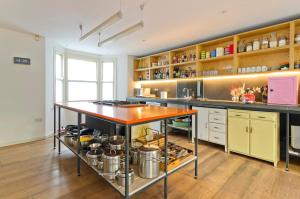 Dapur atau dapur kecil di Veeve - The Artist's House