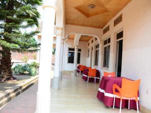 Zimmer mit Tisch und Stühlen in einem Gebäude in der Unterkunft Room in BB - Martin Aviator Hotel in Kigali