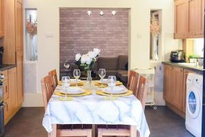 Beautiful Large 4 Bedrooms house in central Southampton 레스토랑 또는 맛집