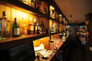 un bar con botellas de alcohol en la pared en Hostal Santo Domingo de Silos, en Santo Domingo de Silos 37 fotos más
