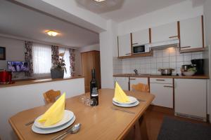 - une cuisine avec une table et des serviettes jaunes dans l'établissement Bella Vista Active Apart, à Nauders