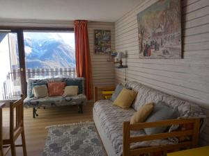 a living room with a couch and a view of a mountain at Studio cabine ensoleillé pour 4 pers. proche pistes, animaux acceptés - FR-1-636-129 in Orcières