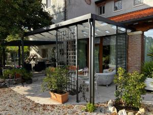 a greenhouse in front of a house at Casa Di Campagna Castello B&B in Sarcedo
