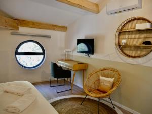 Callelongue-Coliving-Mas des Sous Bois في Ventabren: غرفة نوم بسرير ومكتب ومرآة