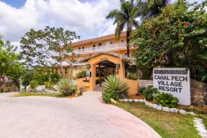 un edificio con un cartel que lee el centro de la localidad de piel en Cahal Pech Village Resort en San Ignacio