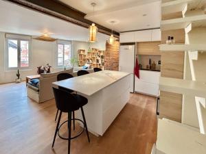 トゥールーズにあるLes Puits Clos : magnifique T2 sous les toitsの部屋にテーブルと椅子のあるキッチン