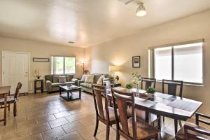 sala de estar con mesa y sofá en Sunny Tucson Home Near Saguaro Natl Park!, en Avra