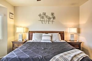 1 dormitorio con 1 cama con 2 lámparas en Sunny Tucson Home Near Saguaro Natl Park!, en Avra
