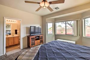 1 dormitorio con 1 cama y TV de pantalla plana en Sunny Tucson Home Near Saguaro Natl Park!, en Avra