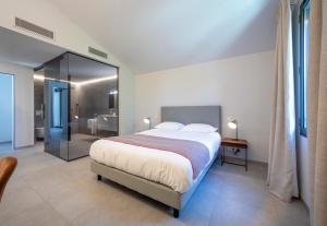 - une chambre avec un grand lit et une salle de bains dans l'établissement Les Orangers by Sezz, à Saint-Tropez