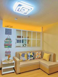 un soggiorno con divano in camera di Bulacan Staycation At Urban Deca Homes Marilao a Marilao