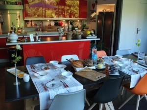 - une cuisine avec une table et de la nourriture dans l'établissement Ti Laouenek, à Vannes