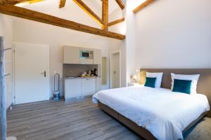 Postel nebo postele na pokoji v ubytování Auberge des Grands Bois + 37 fotografií