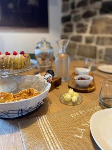 una mesa cubierta con un plato de comida en una mesa en Corte Varola B&B Zia Marisa en Belluno