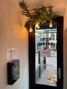 una puerta a un restaurante con un cartel en Thuis bij Schell, en Róterdam