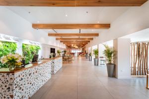 eine leere Lobby eines Gebäudes mit Pflanzen in der Unterkunft Prima Music Hotel in Eilat