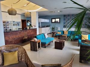 a waiting room with blue couches and tables at Balneario Pozo de la Salud in Sabinosa