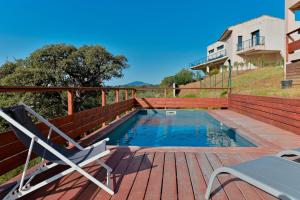 une terrasse avec une chaise et une piscine dans l'établissement Villa Terrasse et Piscine à l'entrée de Porticcio, à Cauro