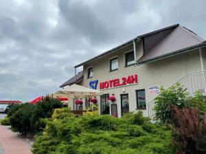 budynek z napisem na boku w obiekcie Motel S7 w mieście Goszczyn