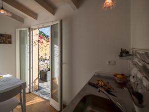 une cuisine avec une table et une porte coulissante en verre. dans l'établissement Liersena Sea View Mini Villa with AC, à Manarola