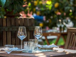 - une table avec deux verres à vin en haut dans l'établissement Liersena Sea View Mini Villa with AC, à Manarola