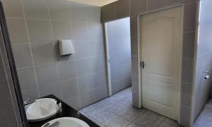 ケープタウンにあるSHALIMAR GARDENS HOTELのトイレと洗面台付きのバスルーム +30枚の写真