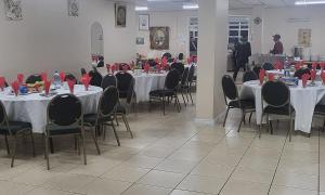 une salle avec des tables et des chaises avec des serviettes rouges. dans l'établissement SHALIMAR GARDENS HOTEL, au Cap