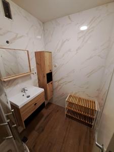 a bathroom with a sink and a mirror at Apartman Stefany in Varaždin