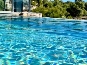 Bazén v ubytovaní Sea Hills semidetached Luxury Villa alebo v jeho blízkosti