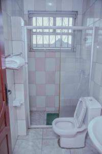 Ett badrum på Room in BB - Martin Aviator Hotel