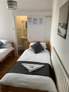 - une chambre avec un lit et une serviette dans l'établissement Alderley Hotel Blackpool, à Blackpool