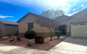 uma casa com uma árvore no jardim da frente em Casita Alkie em Litchfield Park