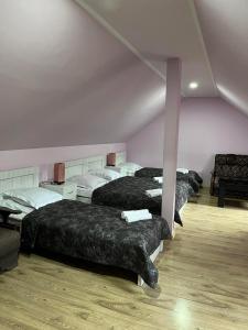 Zimmer mit 3 Betten und einem Sofa in der Unterkunft Hotel New Star in Achalziche