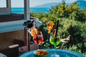 due bicchieri da vino seduti sopra un tavolo di I Ginepri Hotel a Cala Gonone