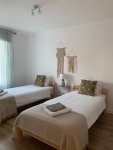 1 dormitorio con 2 camas y ventana en Herdade Da Maridona - Agroturismo, en Estremoz