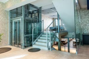 カリシュにあるHotel Lazur SPA & Conferenceの階段付きのガラス張りの建物
