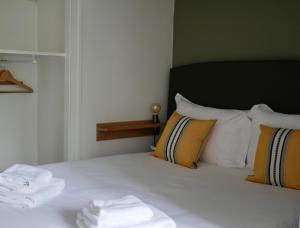 - une chambre avec un lit et des serviettes dans l'établissement Auberge Trabenia, à Ascain