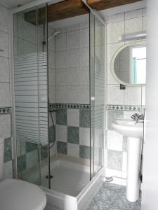 une salle de bain avec douche et lavabo dans l'établissement Auberge Trabenia, à Ascain