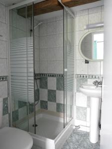 uma casa de banho com um chuveiro e um lavatório. em Auberge Trabenia em Ascain