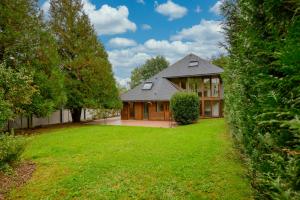 una casa con un gran patio delante de ella en Villa Bari-Barou, en Charleville-Mézières