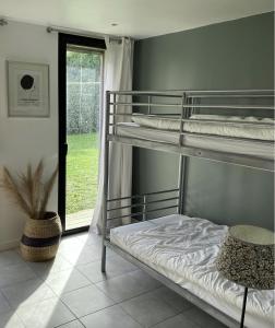 Bunk bed o mga bunk bed sa kuwarto sa Villa 2 vue sur mer