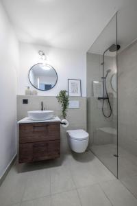 La salle de bains est pourvue d'un lavabo, de toilettes et d'une douche. dans l'établissement La Ruinette - Modern 1 Bed, 3 Mins From Cable Car, à Verbier